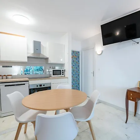 One Bedroom Close To The Center Of *